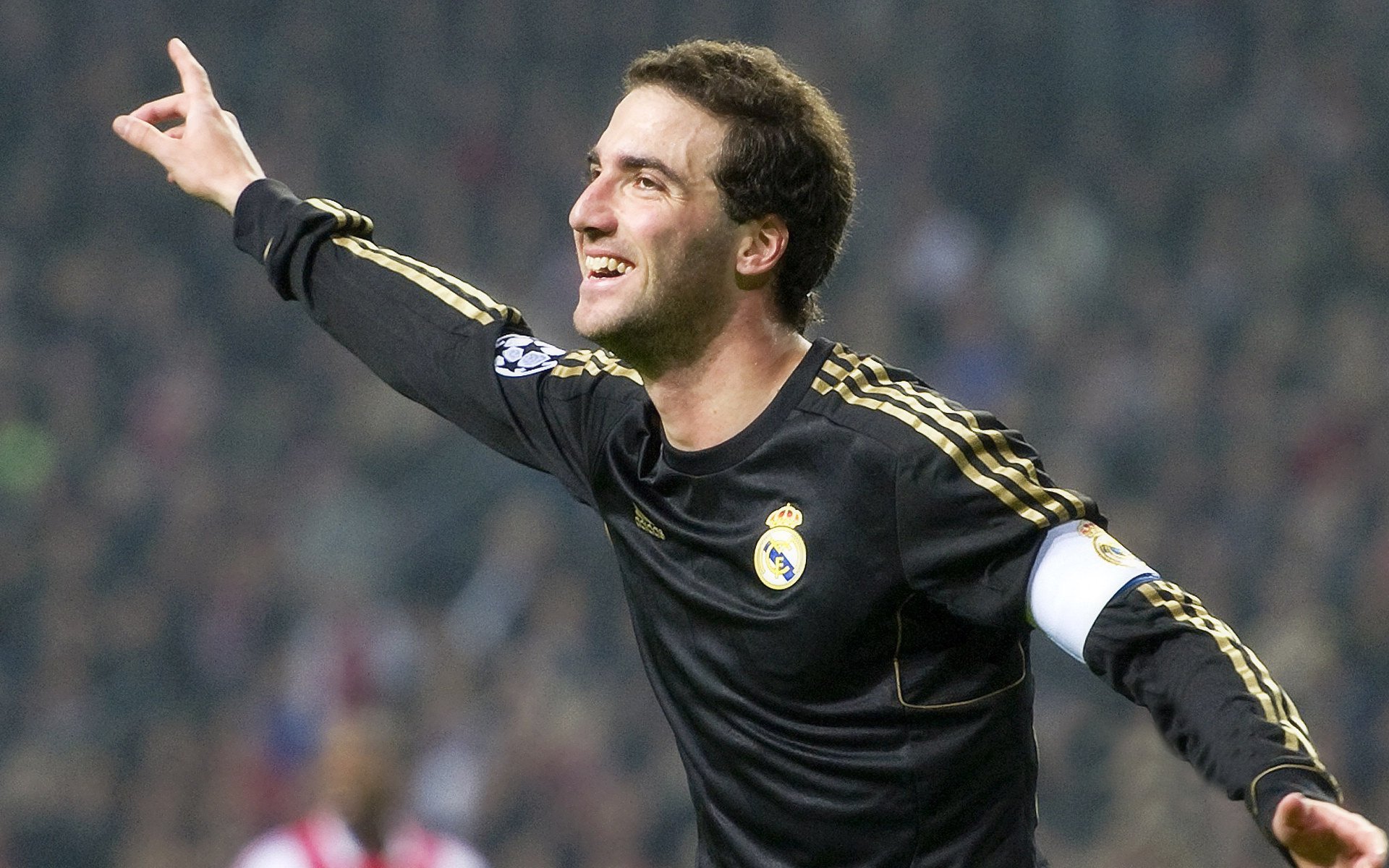 西甲新星持续涌现,未来之星不断培养,未来之星足球队的教练和小队员正在研究